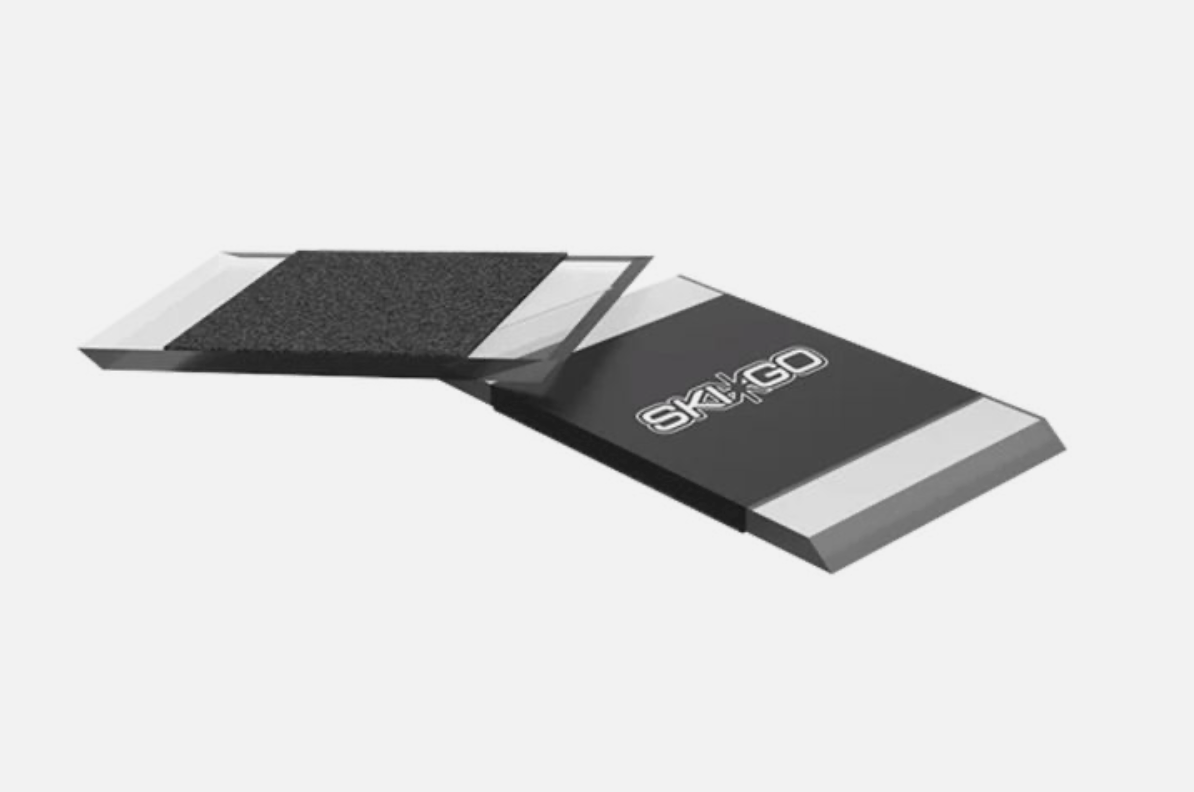 Skigo rengöringskrapa för valla och tillbehör, med ergonomiskt handtag och effektiv rengöringsdesign.